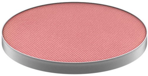Ein runder pinkfarbener Make-up Rouge in einer silbernen Compact-Box.