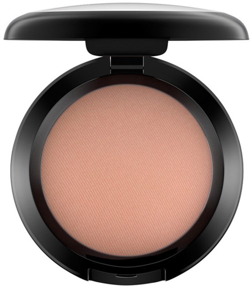 En rund blusher-förpackning med ljusrosa blush inuti, i en svart behållare med lock.