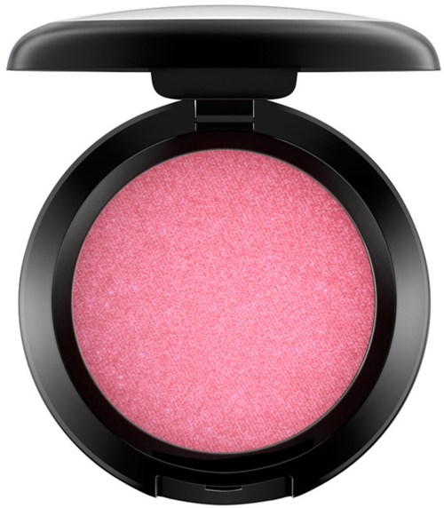 En rund sminkeetui med rosa skimmerrouge inni, og et svart lokk som er åpnet litt.