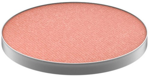 En rund makeup-rougepallätt med rosa färg inuti och silverkant.