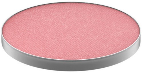 En rund rosa makeup-rouge i ett silverfärgat kompaktanordning.