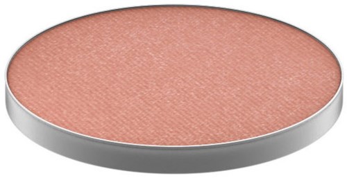 En rund, rosa makeuprouge i ett silvrigt fodral. Slät yta och enkel design. En kosmetikprodukt.