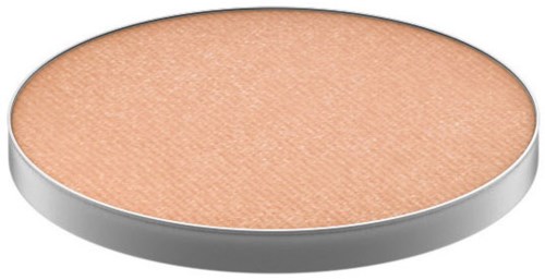 En rund makeup-kompakt med en persikafärgad puder inuti och en silverkant.