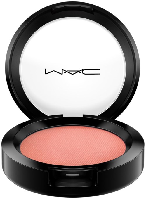 Okrągły czarny puder z różowym rumieńcem i logo MAC na pokrywie.