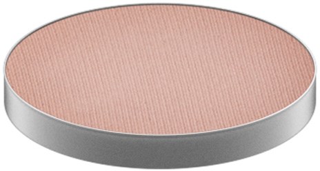 En rund makeuppuder med persikofärgad och texturerad yta.