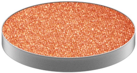 Orange pulver eller pigment i en runt, platt behållare. Ljusstark, strukturerad yta. Kan vara makeup eller konstmaterial.