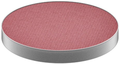 Ett runt, rosa sminkrouge pressat i en silverhölje. Det har en struktur på ytan.