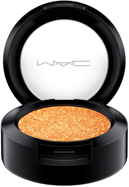 Pyöreä musta meikkilaukku, jossa on oranssi kimalteleva luomiväri. Peilissä näkyy MAC-logo.
