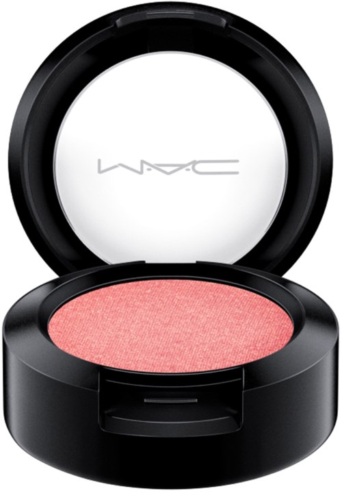 Ein runder Blush-Behälter mit geöffnetem Deckel, der rosa Blush zeigt, und "MAC" auf der Innenseite des Deckels.