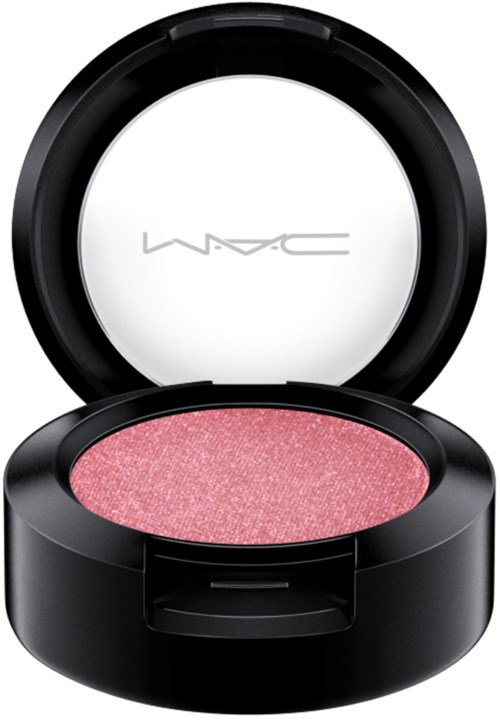 En svart rund beholder med rosa, skinnende øyenskygge inni og MAC-logo på lokket.