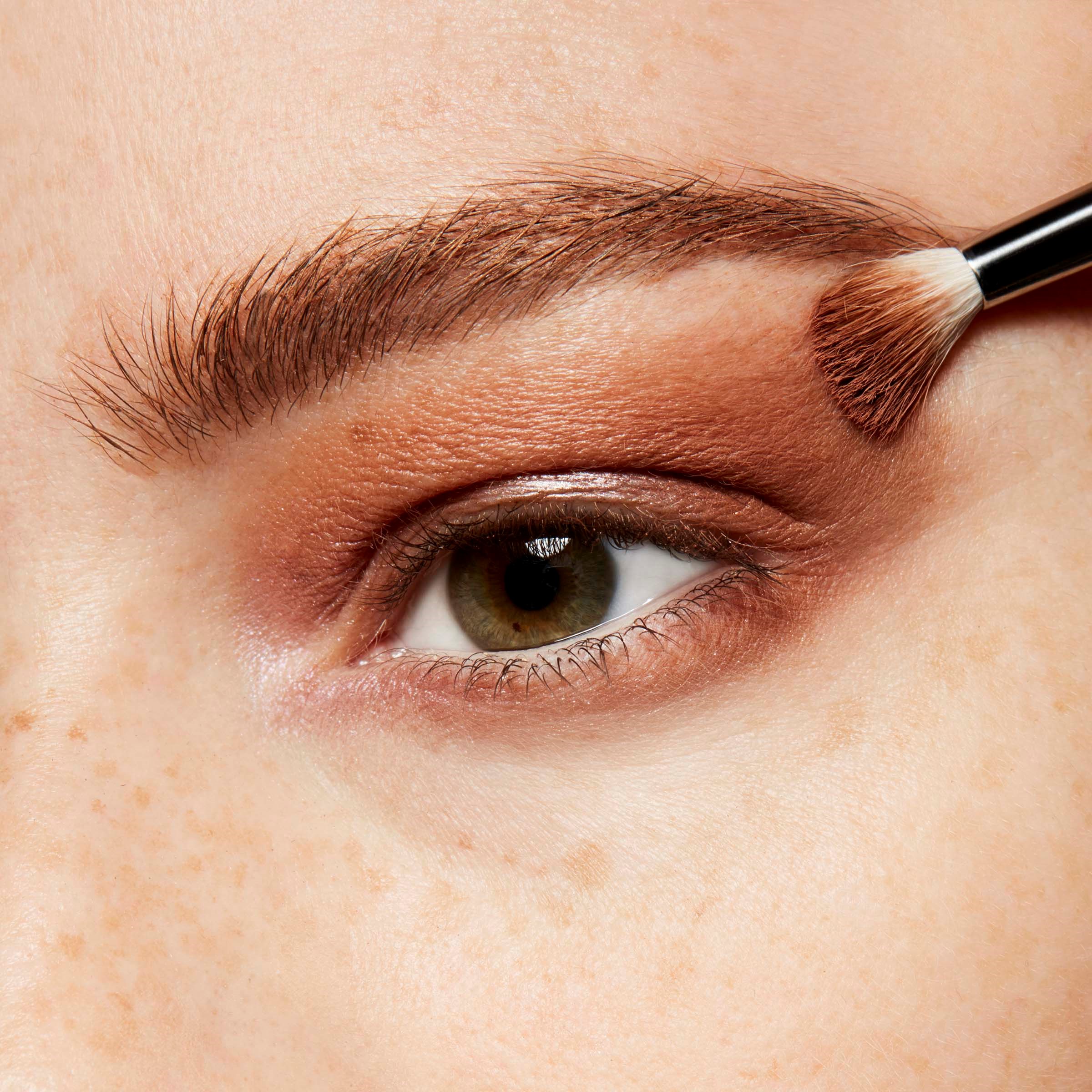 MAC Cosmetics Matte Single Eyeshadow Soft Brown (obrázok 3)