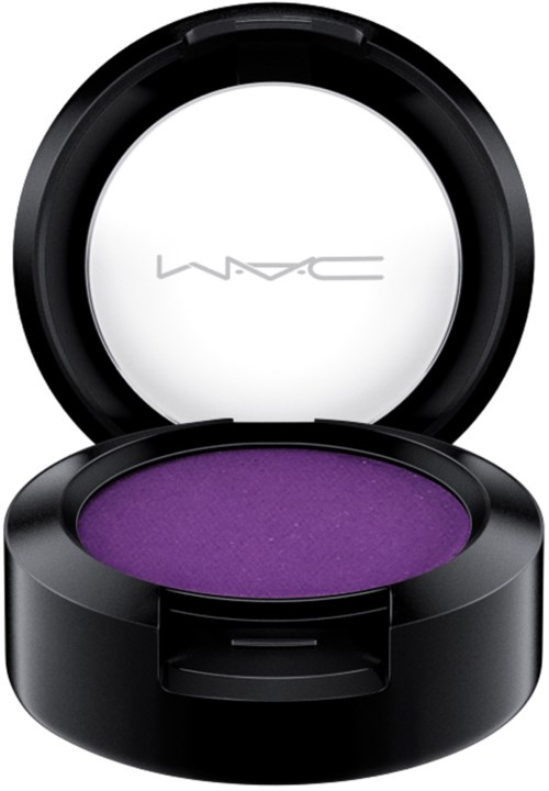 Violetti luomiväri MAC Cosmeticsin pienessä pakkauksessa, jossa on musta pyöreä kotelo ja avattu kansi.