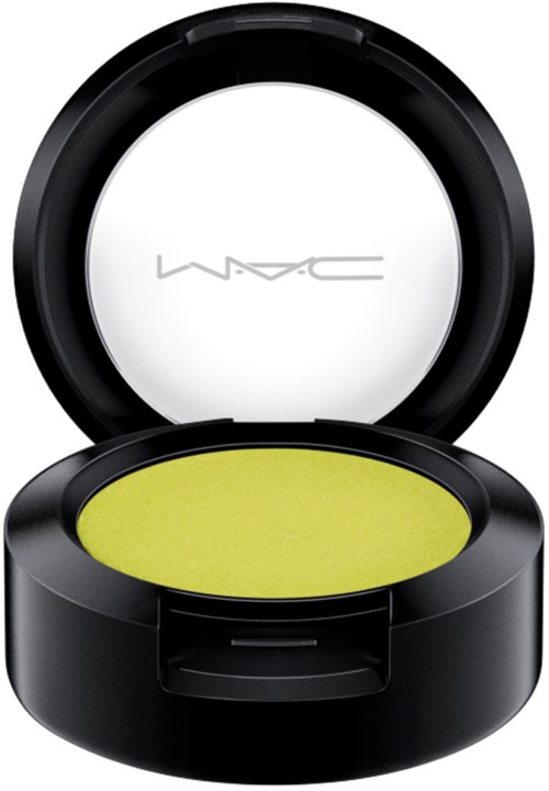 Ein schwarzer kompakter Make-up-Deckel mit einem gelblichen Produkt im Inneren und einem weißen Deckel mit 'MAC'-Logo.