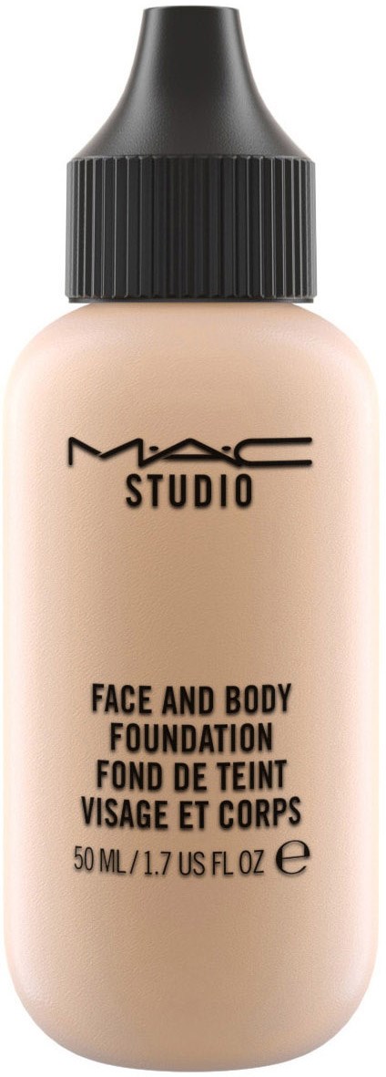 Mała beżowa butelka z czarnym zamknięciem, oznaczona MAC Studio face and body foundation, 50 ml.