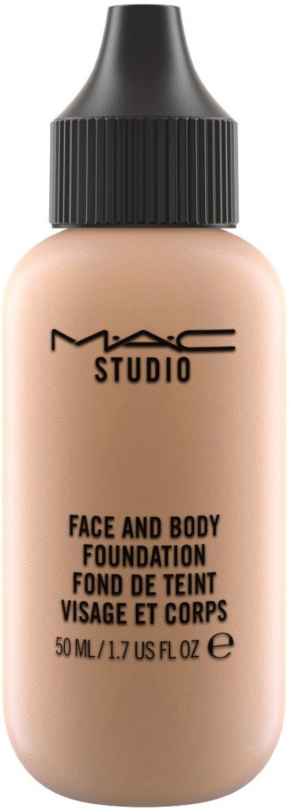 Mała butelka podkładu MAC Studio do twarzy i ciała, beżowy kolor ze czarnym zakrętką, oznaczona do twarzy i ciała.
