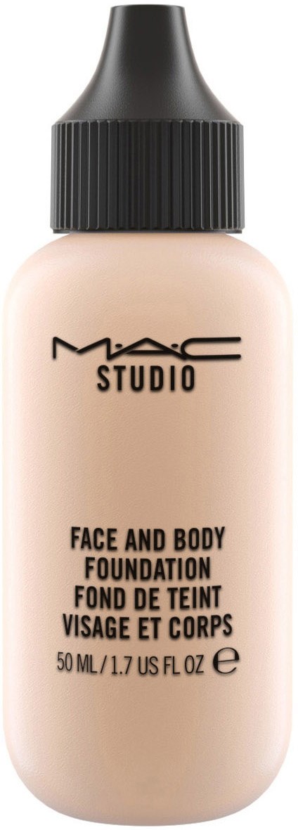 Butelka MAC Studio podkładu na twarz i ciało, z czarnym nakrętkiem i jasnobeżową cieczą.