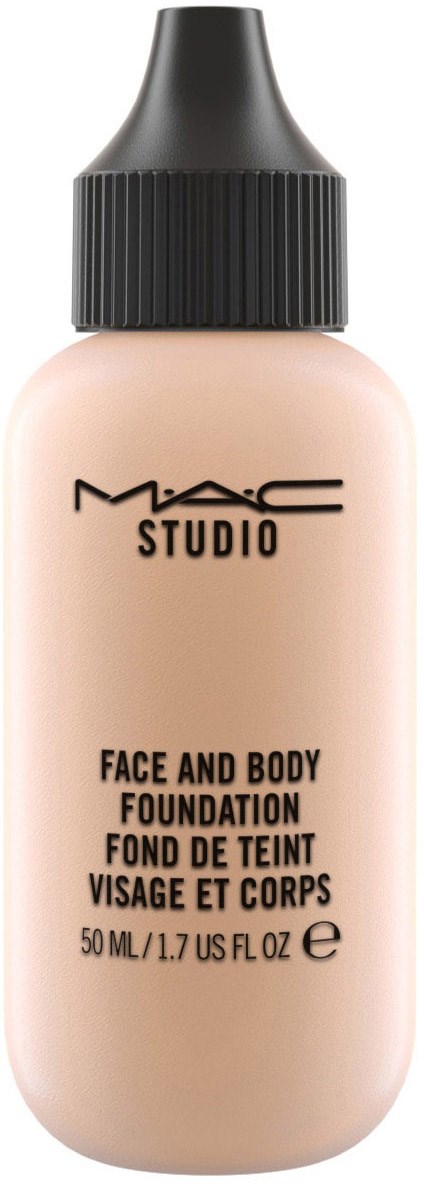 Mała butelka podkładu MAC Studio na twarz i ciało w jasnobeżowym kolorze z czarnym zakrętką.