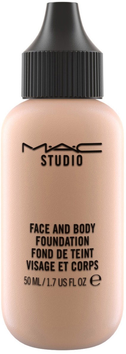 Beżowa butelka z czarną zakrętką z napisem MAC Studio podkład do twarzy i ciała, 50 ml.