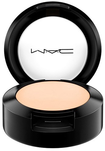 Ein kleines Make-up-Puder mit offenem Deckel, zeigt das MAC-Logo im Inneren.