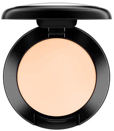 Ein kompakter Puder, beige Puder in einer schwarzen runden Dose mit Spiegeldeckel. Das Puder ist glatt und einsatzbereit.