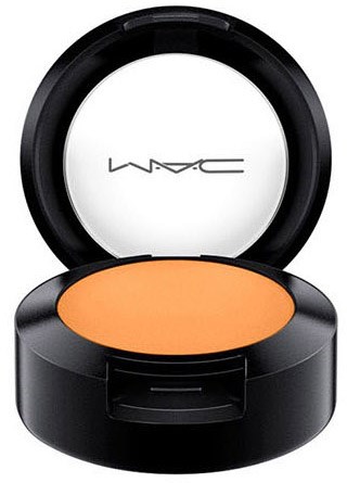 Ein offener Make-up-Deckel mit orangefarbenem Rouge im Inneren und einem Spiegel oben.