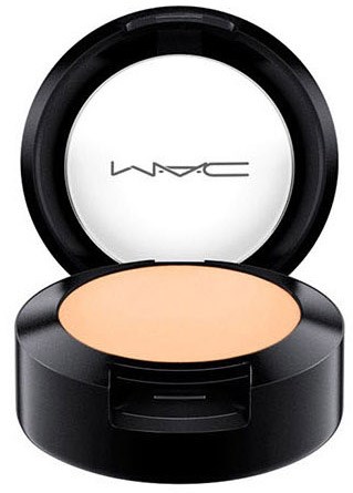 Ein kompakter MAC-Puder mit weißem Spiegel im Inneren und hellbeigem Puder. Das Gehäuse ist schwarz und offen.
