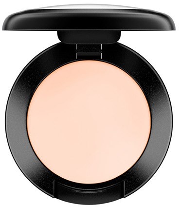 Ein runder beiger Make-up-Compact mit schwarzem Deckel, offen, um Puder zu zeigen.