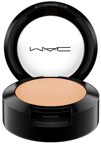 Eine runde Make-up-Compact mit beige Pulver und Spiegel innen. Markenlogo auf dem Spiegel.