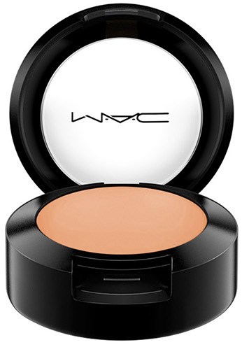 MAC-Logo in einer Puderbox mit offenem Deckel, zeigt ein beige Make-up-Produkt.
