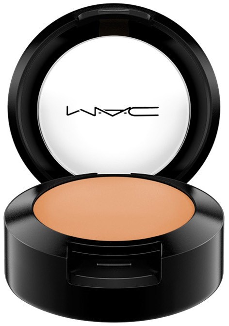 Ein kompaktes Make-up-Produkt mit beigefarbenem Puder, Marke MAC, in einer runden schwarzen Dose.