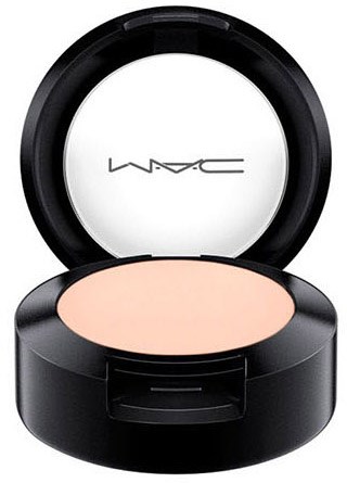 Ein kompaktes Make-up-Case mit Spiegel und hellfarbenem Puder.