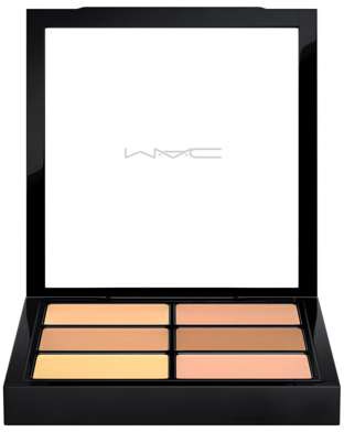 En makeup-palette med seks nuancer, fra lyse til mørkere toner, i en sort æske. Brandets logo er på spejlet.