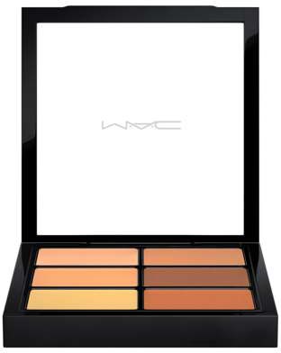 En makeup-palett med sex nyanser från ljus till mörk, i ett svart fodral med spegel. MAC-logga på spegeln.