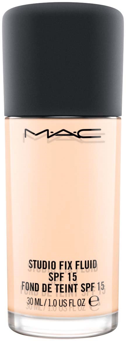 En flaska MAC Studio Fix Fluid foundation med SPF 15, ljus färgad vätska inuti. Svart lock upptill.