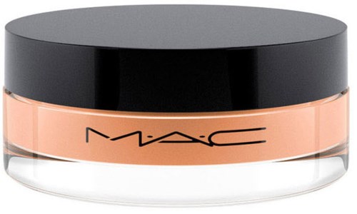 Een kleine cosmeticaset met een zwart deksel en perzikkleurig product, gemarkeerd 'MAC'.