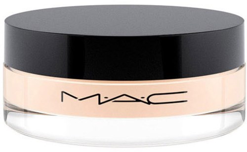 Een kleine pot met zwarte deksel en MAC-merk erop, waarschijnlijk met foundation of crème.