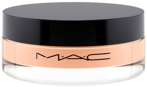 Een kleine ronde container van MAC make-up met een zwart deksel en beige crème erin.
