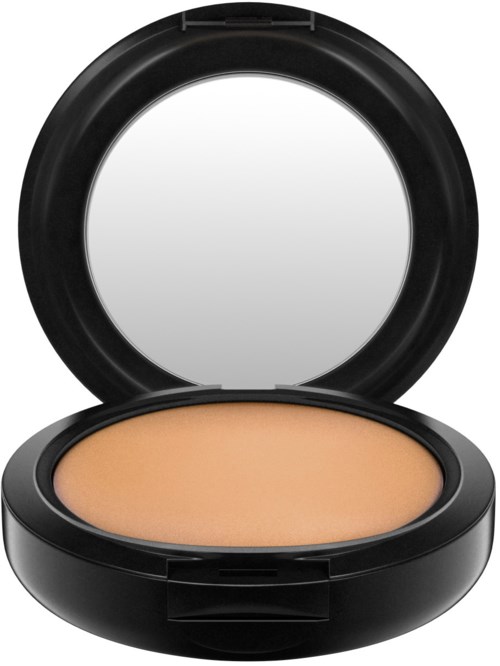 En svart liten boks med speil inni og beige pudder eller foundation i bunnen.