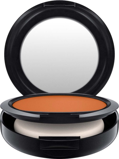En rund compact med orange blush och en spegel på locket.