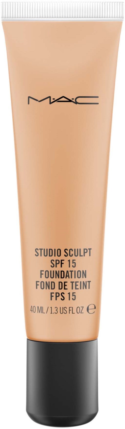 En tube MAC Studio Sculpt foundation med SPF 15. Kommer i en beige flaske med sort låg, 40 ml.