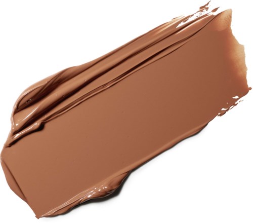 Et lag af brun cremet substans, sandsynligvis chokolade eller makeup, spredt på hvid baggrund.