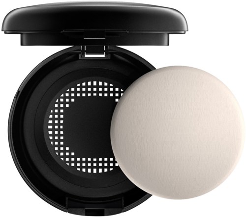 Ein kompakter Make-up-Puderbehälter mit weißer Puderquaste, schwarzem Deckel und Belüftungsgitter.