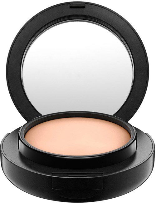 Eine kompakte Makeup-Box mit Spiegel und beigem Puder.