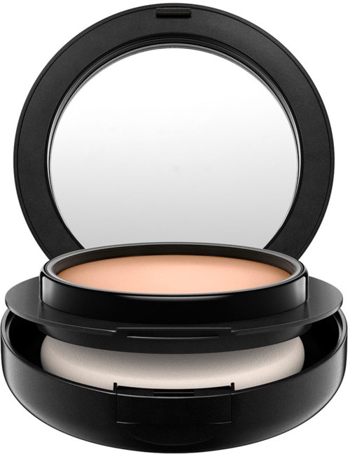 Ein schwarzer Make-up-Compact mit Spiegel, geöffnet und mit Puder darin.