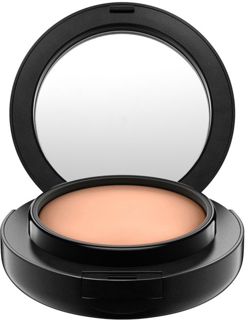 Ein kleiner schwarzer Make-up-Box mit Spiegel und hellerer Foundation darin.