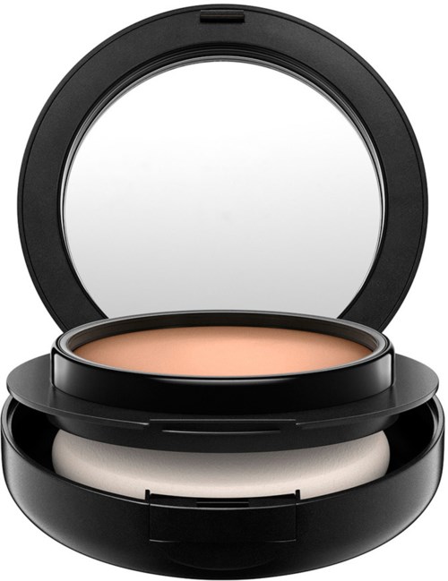 Ein runder schwarzer Compact mit Spiegel und zwei Schichten Puder oder Foundation.