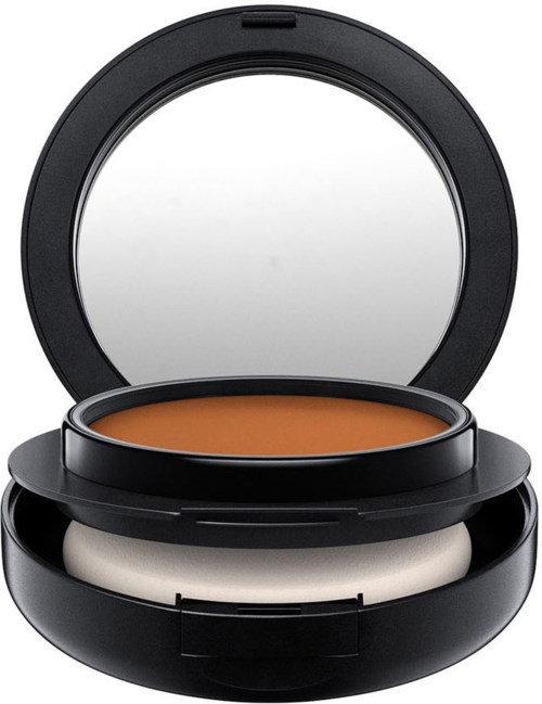 Ein kompakter Make-up-Behälter mit Spiegel, enthält Puder und einen runden Schwamm.