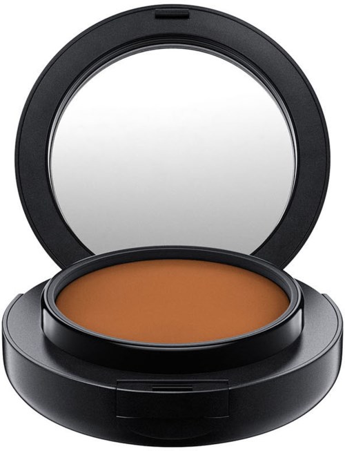 Ein kompakter Make-up-Spiegel mit braunem Puder im Inneren und einem schwarzen Kunststoffgehäuse, geöffnet.