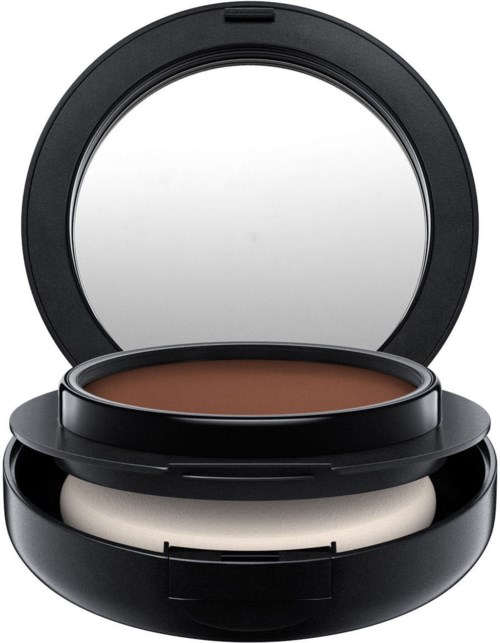 Ein runder Make-up-Compact mit Spiegel, geöffnet, zeigt braunen gepressten Puder und einen Schwamm.
