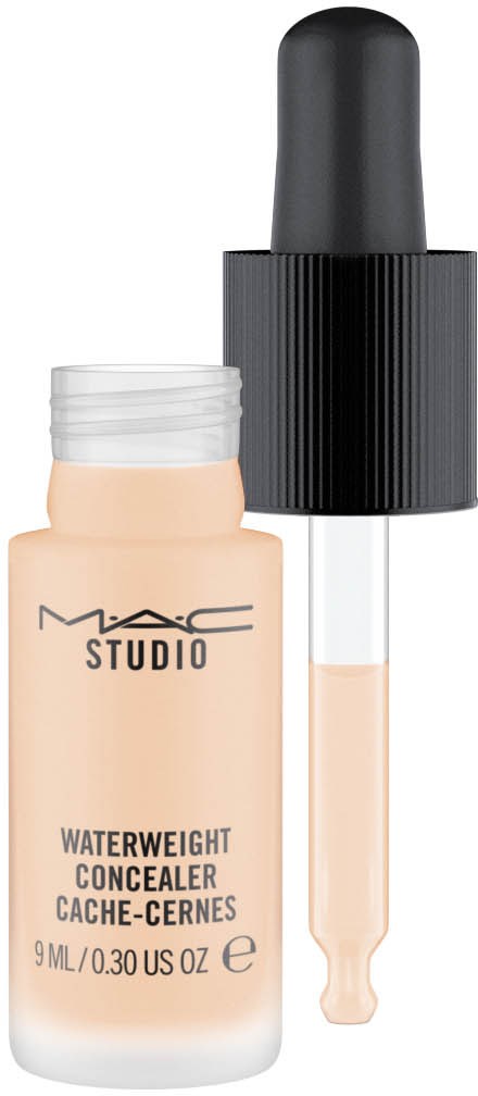 En beige concealer i liten glasflaska med svart pipettlock från MAC Studio.